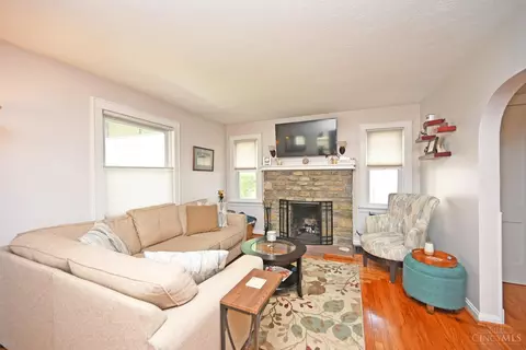 Living - 4822 Laurel Ave, Blue Ash, OH 45242 photo 2 of 6