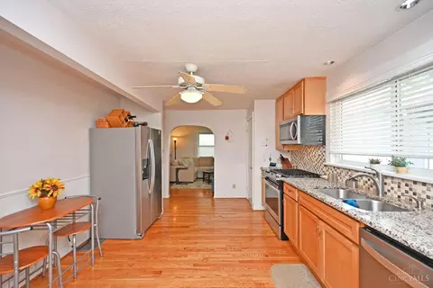 Kitchen - 4822 Laurel Ave, Blue Ash, OH 45242 photo 5 of 6