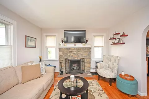 Living - 4822 Laurel Ave, Blue Ash, OH 45242 photo 3 of 6