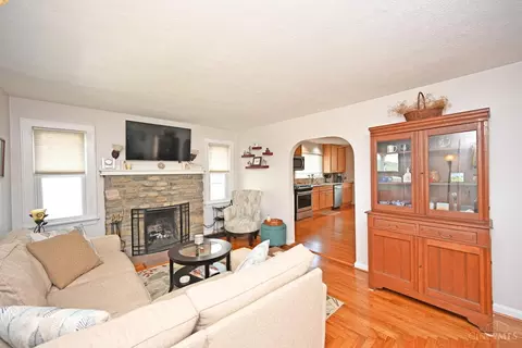 Living - 4822 Laurel Ave, Blue Ash, OH 45242 photo 1 of 6