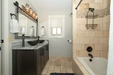 Bath - 2726 Christopher Dr, Batavia, OH 45103 photo 3 of 4