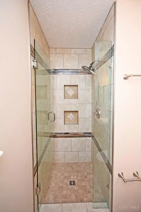 Bath - 9629 Fallsridge Ct, Cincinnati, OH 45231 photo 3 of 5