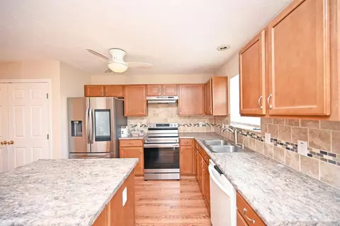 Kitchen - 9629 Fallsridge Ct, Cincinnati, OH 45231 photo 3 of 4