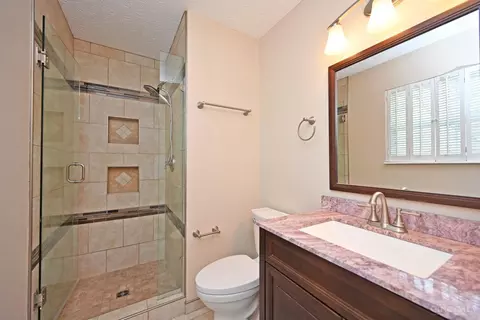 Bath - 9629 Fallsridge Ct, Cincinnati, OH 45231 photo 2 of 5