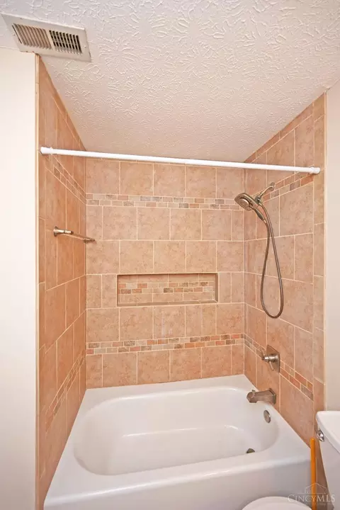 Bath - 9629 Fallsridge Ct, Cincinnati, OH 45231 photo 5 of 5