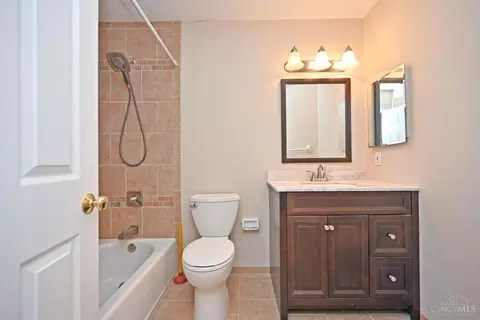 Bath - 9629 Fallsridge Ct, Cincinnati, OH 45231 photo 4 of 5