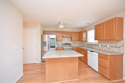Kitchen - 9629 Fallsridge Ct, Cincinnati, OH 45231 photo 2 of 4