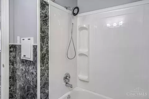 Bath - 830 Overlook Ave, Cincinnati, OH 45238 photo 3 of 3