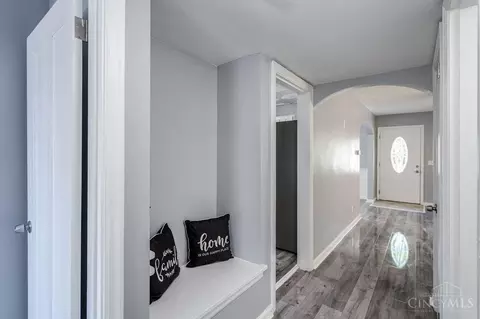 Entry Way - 830 Overlook Ave, Cincinnati, OH 45238 photo 1 of 1