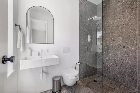 Bath - 964 Hatch St, Cincinnati, OH 45202 photo 3 of 4