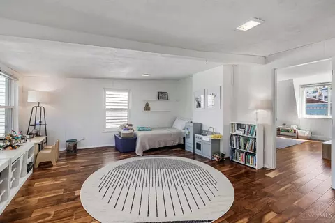 Living - 964 Hatch St, Cincinnati, OH 45202 photo 7 of 8
