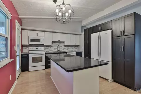 Kitchen - 860 Meadow Ridge Dr, Cincinnati, OH 45245 photo 2 of 3