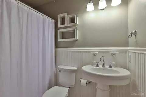 Bath - 860 Meadow Ridge Dr, Cincinnati, OH 45245 photo 3 of 3