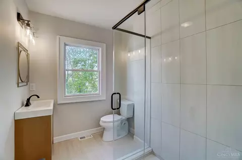 Bath - 6270 Cortelyou Ave, Cincinnati, OH 45213 photo 4 of 6