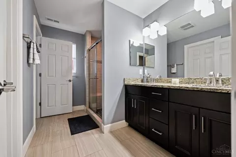 Bath - 608 Torrence Ln, Cincinnati, OH 45208 photo 1 of 5