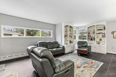 Living - 1502 Larry Ave, Cincinnati, OH 45224 photo 2 of 5