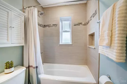 Bath - 1116 Morado Dr, Cincinnati, OH 45238 photo 3 of 5