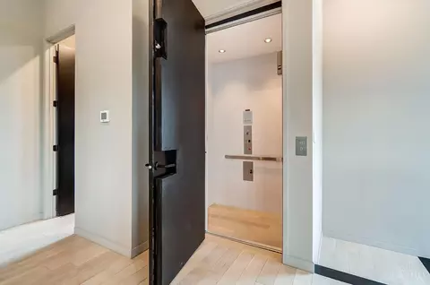 Entry Way - 4112 Eastern Ave, Cincinnati, OH 45226 photo 5 of 6