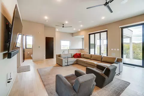 Living - 4112 Eastern Ave, Cincinnati, OH 45226 photo 3 of 6