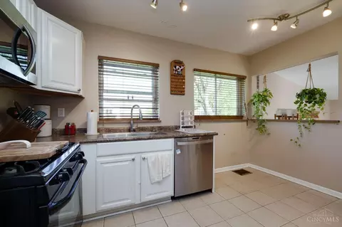 Kitchen - 4687 Shephard Rd, Batavia, OH 45103 photo 4 of 7