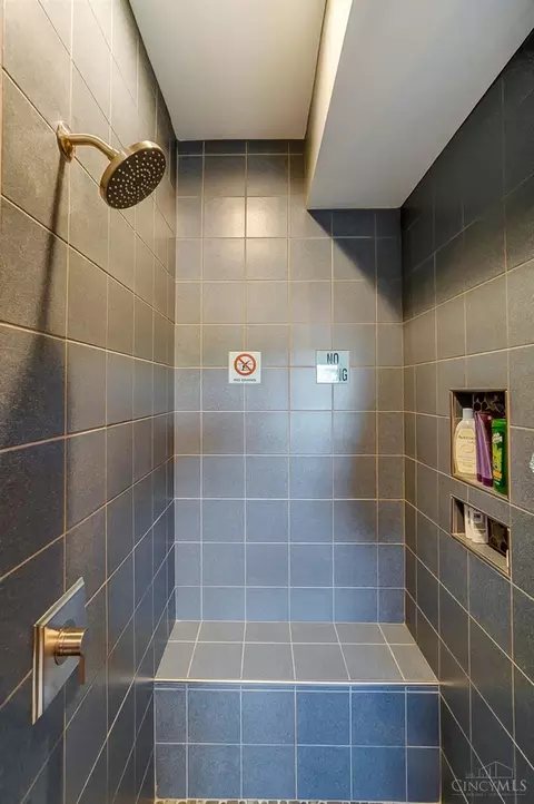 Bath - 2955 Riverside Dr, Cincinnati, OH 45226 photo 6 of 6