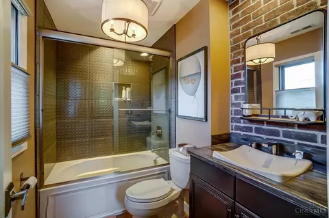 Bath - 2955 Riverside Dr, Cincinnati, OH 45226 photo 4 of 6