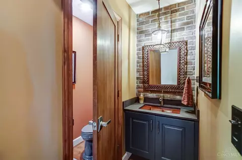 Bath - 2955 Riverside Dr, Cincinnati, OH 45226 photo 1 of 6