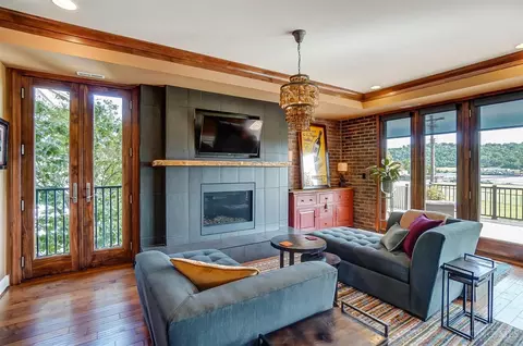 Living - 2955 Riverside Dr, Cincinnati, OH 45226 photo 3 of 7
