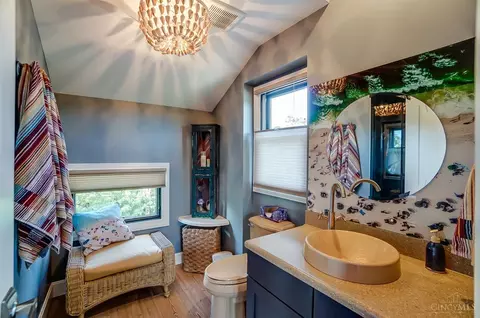 Bath - 2955 Riverside Dr, Cincinnati, OH 45226 photo 5 of 6