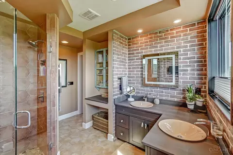Bath - 2955 Riverside Dr, Cincinnati, OH 45226 photo 3 of 6
