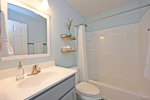 Bath - 2338 Riverside Dr, Cincinnati, OH 45202 photo 3 of 4