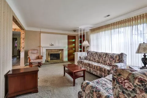 Living - 867 Columbia Ave, Reading, OH 45215 photo 2 of 3