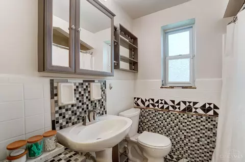 Bath - 1577 Pasadena Ave, Cincinnati, OH 45238 photo 2 of 3