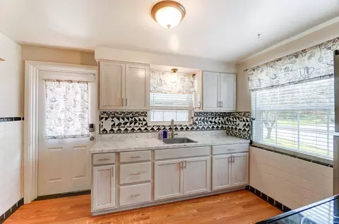 Kitchen - 1577 Pasadena Ave, Cincinnati, OH 45238 photo 1 of 4