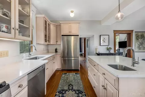 Kitchen - 1522 Pullan Ave, Cincinnati, OH 45223 photo 4 of 5