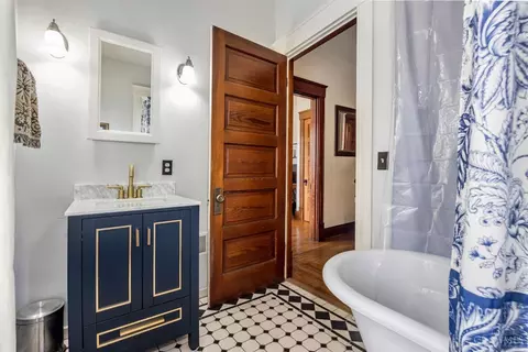 Bath - 1522 Pullan Ave, Cincinnati, OH 45223 photo 2 of 4