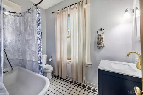 Bath - 1522 Pullan Ave, Cincinnati, OH 45223 photo 1 of 4