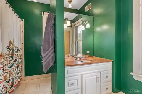 Bath - 1522 Pullan Ave, Cincinnati, OH 45223 photo 3 of 4