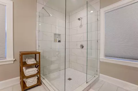 Bath - 1327 Edwards Rd, Cincinnati, OH 45208 photo 4 of 7