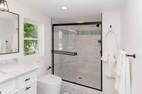 Bath - 6900 Hurd Ave, Cincinnati, OH 45227 photo 6 of 7