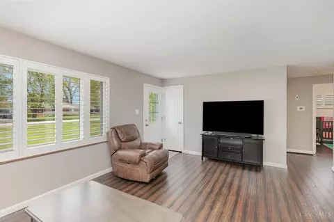 Living - 910 Hawthorne Dr, Cincinnati, OH 45245 photo 1 of 4