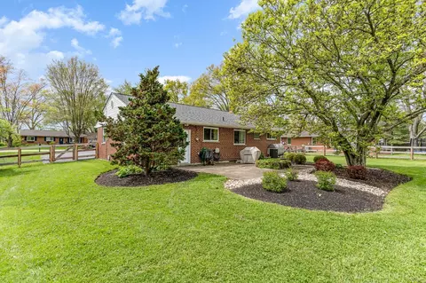 Exterior - 910 Hawthorne Dr, Cincinnati, OH 45245 photo 6 of 8
