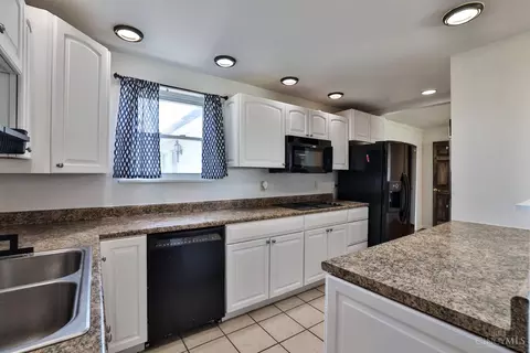 Kitchen - 569 Dorgene Ln, Cincinnati, OH 45244 photo 4 of 4