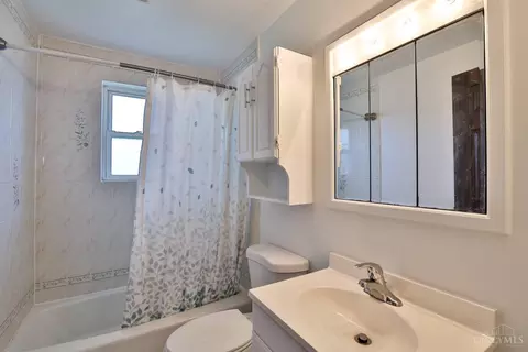 Bath - 569 Dorgene Ln, Cincinnati, OH 45244 photo 1 of 2