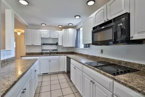Kitchen - 569 Dorgene Ln, Cincinnati, OH 45244 photo 2 of 4