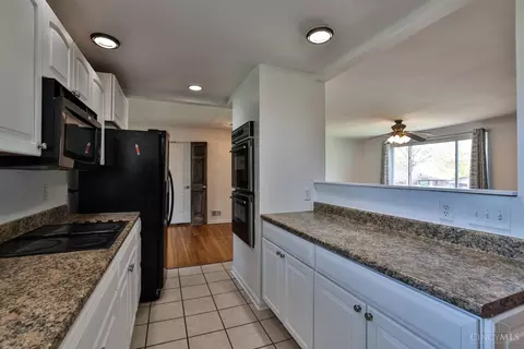 Kitchen - 569 Dorgene Ln, Cincinnati, OH 45244 photo 3 of 4