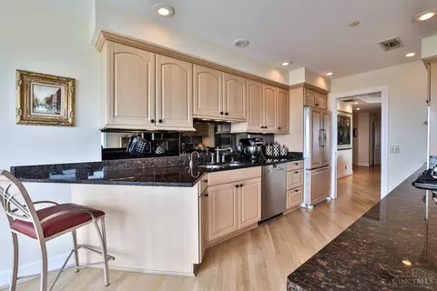 Kitchen - 2121 Alpine Pl #901, Cincinnati, OH 45206 photo 4 of 5