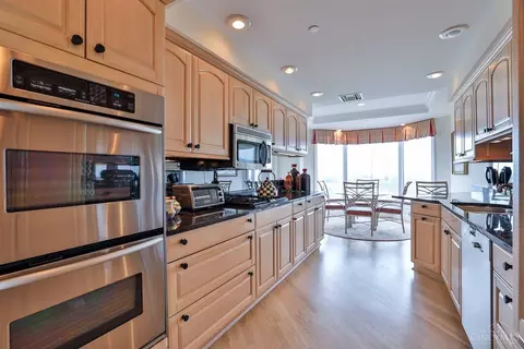Kitchen - 2121 Alpine Pl #901, Cincinnati, OH 45206 photo 3 of 5