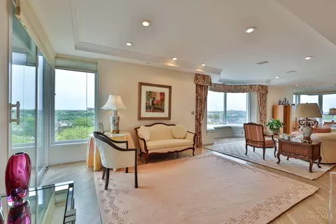 Living - 2121 Alpine Pl #901, Cincinnati, OH 45206 photo 6 of 11