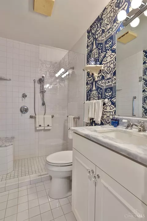 Bath - 2121 Alpine Pl #901, Cincinnati, OH 45206 photo 3 of 4